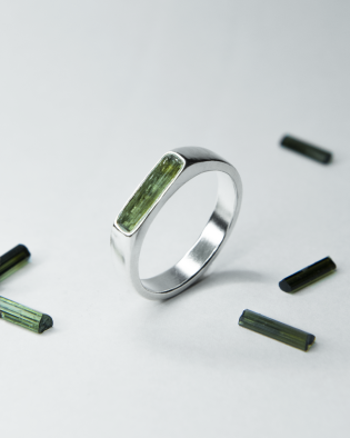 Anillo sello "Visor" con piedra turmalina verdelita